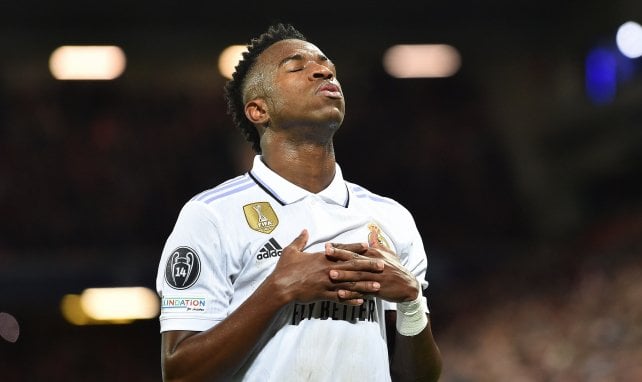 Mario___RM's tweet photo. 1ª foto: Un joven Vinicius Junior llega con 18 años y empieza a ilusionar al Bernabeu.

2ª foto: Vinicius llora tras marcar un gol por las presiones que recibía.

3ª foto: Temporada de ensueño, hace campeón al Real Madrid.

4ª foto: Se consagra como la estrella del Real Madrid. https://t.co/5ZFxuaTH95
