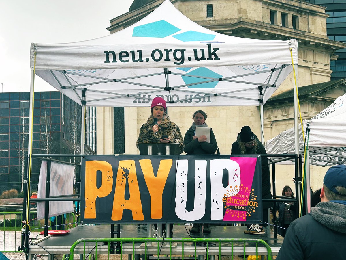 Our branch chair Rhiannon bringing @UCU support to the Midlands <a href="/NEUnion/">National Education Union</a> strike rally &amp; announcing our strike action. #ucuRISING