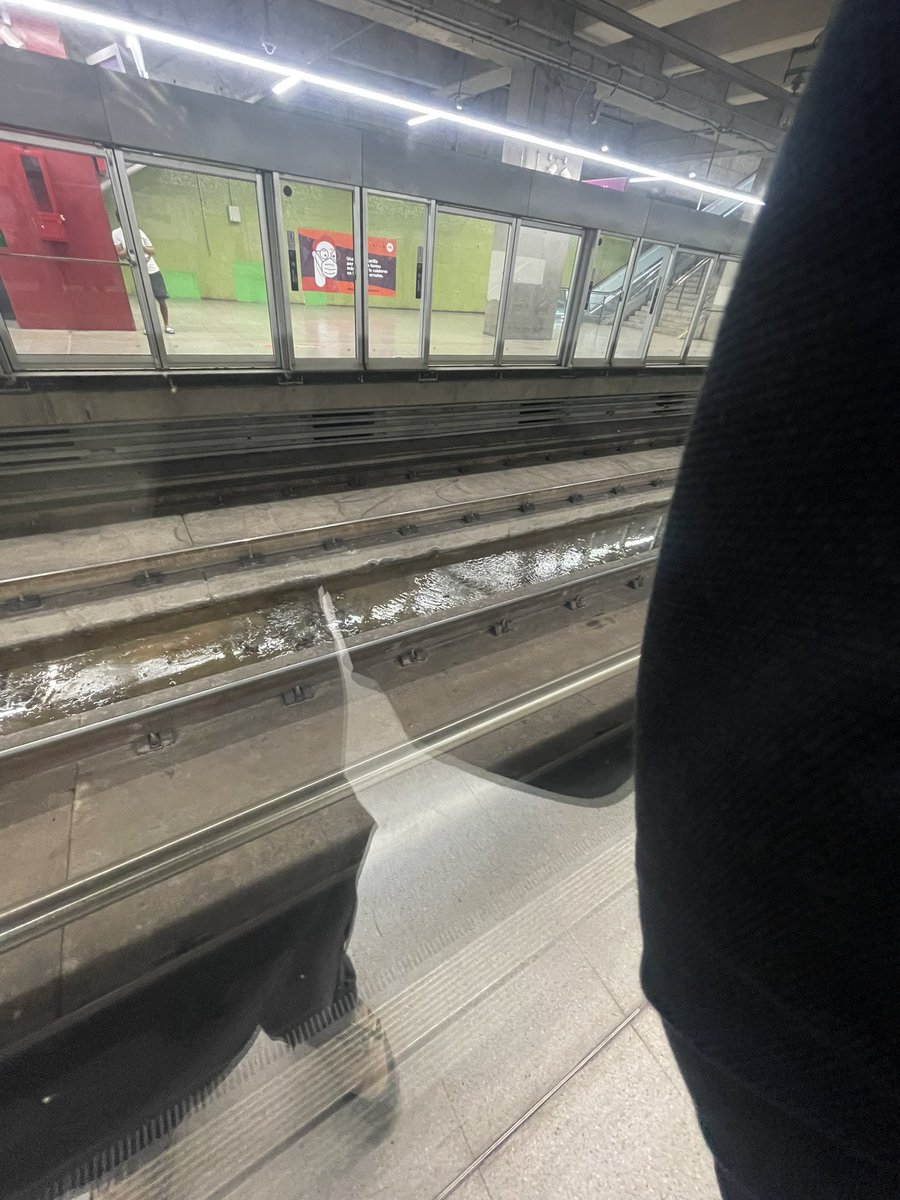 ProBlaser's tweet photo. @metrodesantiago  hola es normar que en la línea del metro salga agua?? Estación Franklin https://t.co/9QWPX2OjOp