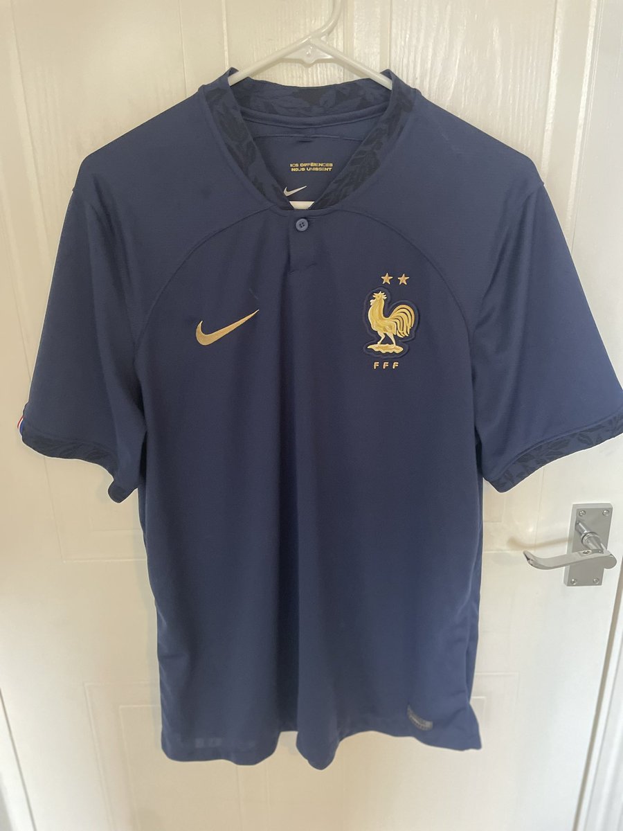 Would anybody like take this before I go to the post office? 

Size large - just £22

Lovely details on the collar