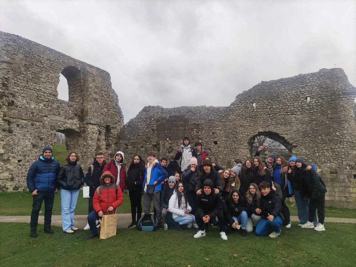 LaSalleInstituc's tweet photo. Today was a really cold day in Brighton, but our 3rd of #ILSA_ESO students didn’t lose their smile. Today they visited Lewes and its beautiful castle #BetterTogether #WeAreLaSalle #LookBeyond https://t.co/CvfMA7CV8R