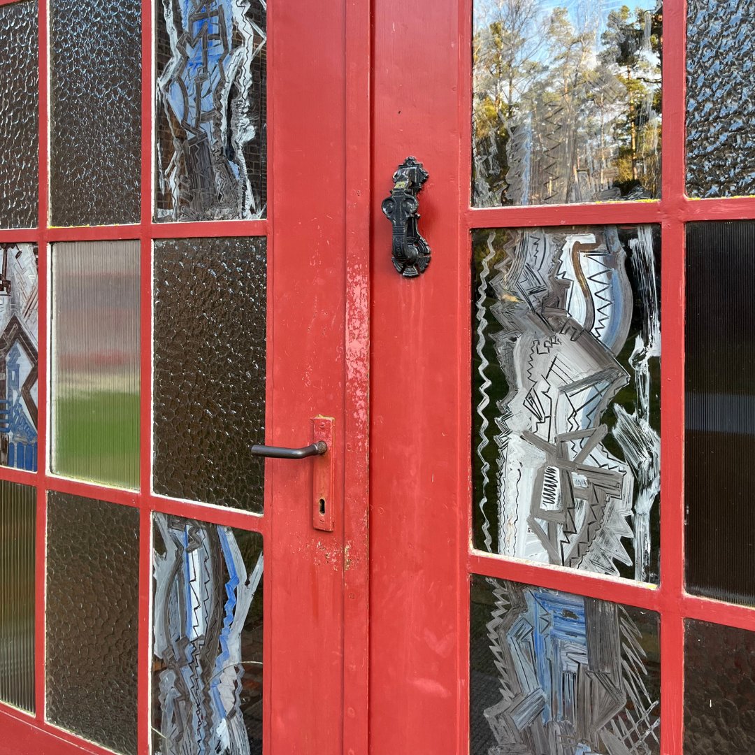 Ab sofort können Sie uns bis November wieder von Di-So von 11-18 Uhr besuchen. Auch unser Café im Hof ist ab März zunächst wieder Sa-So von 13-17 Uhr geöffnet.

Bleiben Sie neugierig!

📸Tür des Eddasaals. Kunststätte Bossard