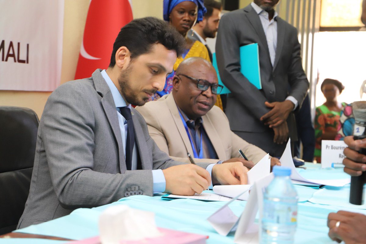 maarifML's tweet photo. Le jeudi 23/02/2023 s’est déroulée la cérémonie de la signature d’une nouvelle convention de partenariat entre la Fondation MAARİF de Türkiye et l’Université des Sciences Juridiques et Politiques de Bamako (USJPB).
#ValorisonsEducation #USJPB #MaliMaarif https://t.co/QWqec7qiJX