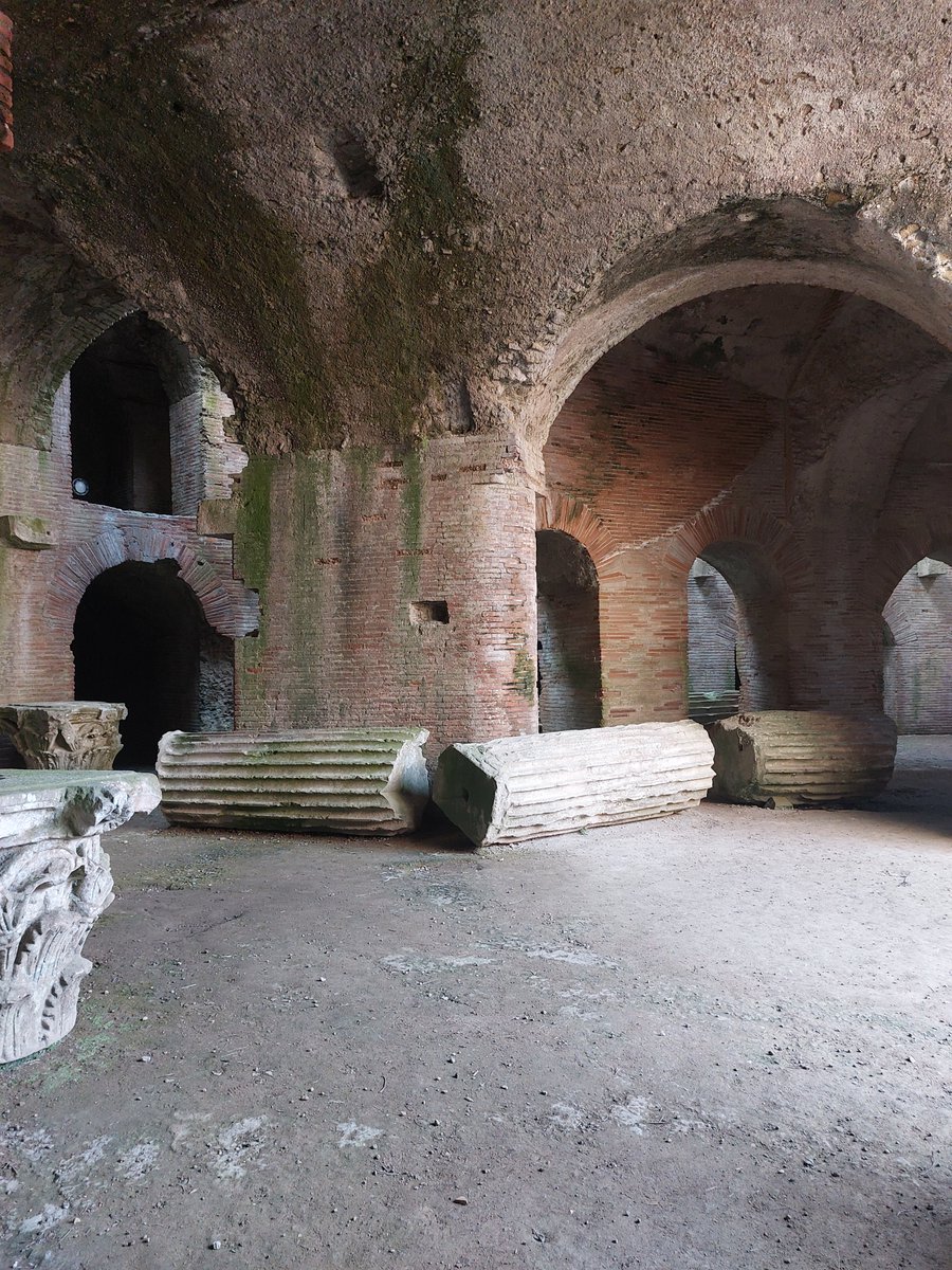 #MarchArch #romanarchaeology 
Up to three storeys of arches in place under the massive arena of Pozzuoli amphitheatre on Bay of Naples  - 3rd largest in Italy.