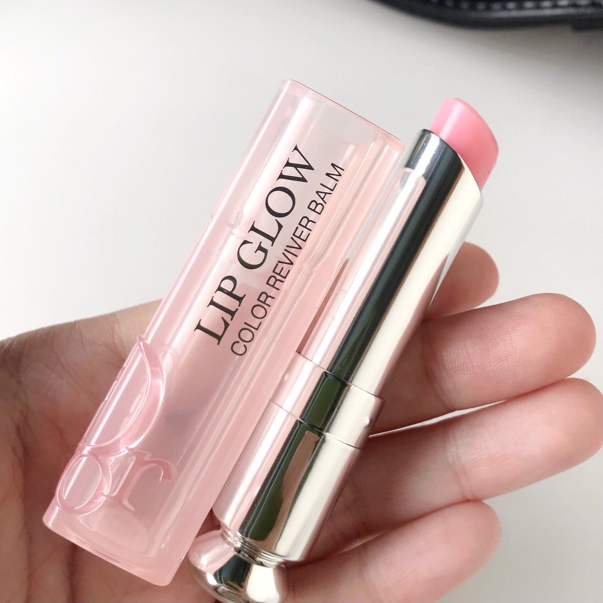 starrofme's tweet photo. ลิป Dior แท่งนี้สีโคตรสวยอะ ทาแล้วปากอมชมพูฉ่ำวาวเป็นธรรมชาติมาก สีติดทน ปากชุ่มชื่น ปากเนียนนุ่มมากไม่ตกร่อง ละตอนนี้ลดราคาอยู่ โคตรคุ้มอะ มีสีอื่นด้วยนะ อย่าลืมไปเก็บโค้ดส่วนลดเยอะๆนะค้าบ

พิกัด https://t.co/qYj5AXlwNC https://t.co/rwqgN5tpiu