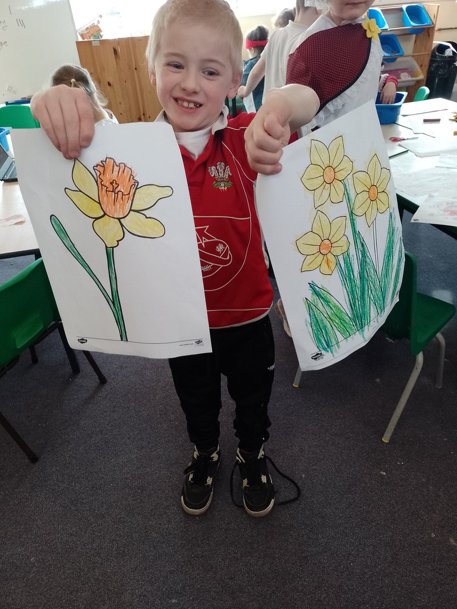 CraigfelenP's tweet photo. Year 2 enjoying our Welsh afternoon! Lego Dragons, daffodils and Welsh Flags! #cfp2 #dyddgwyldewi https://t.co/IdKIkKxnDL