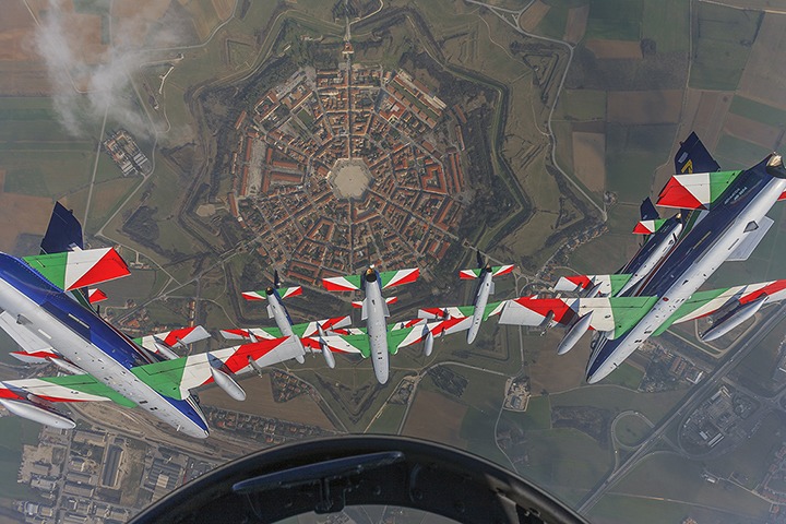 🇮🇹✈️ Buon compleanno alle #FrecceTricolori, simbolo di unità nazionale e orgoglio per gli italiani. Sono passati 62 anni da quando la prima Unità Speciale Acrobatica venne fondata a Rivolto. Siamo fieri di continuare a far volare alto i colori della nostra <a href="/ItalianAirForce/">Aeronautica Militare</a>.