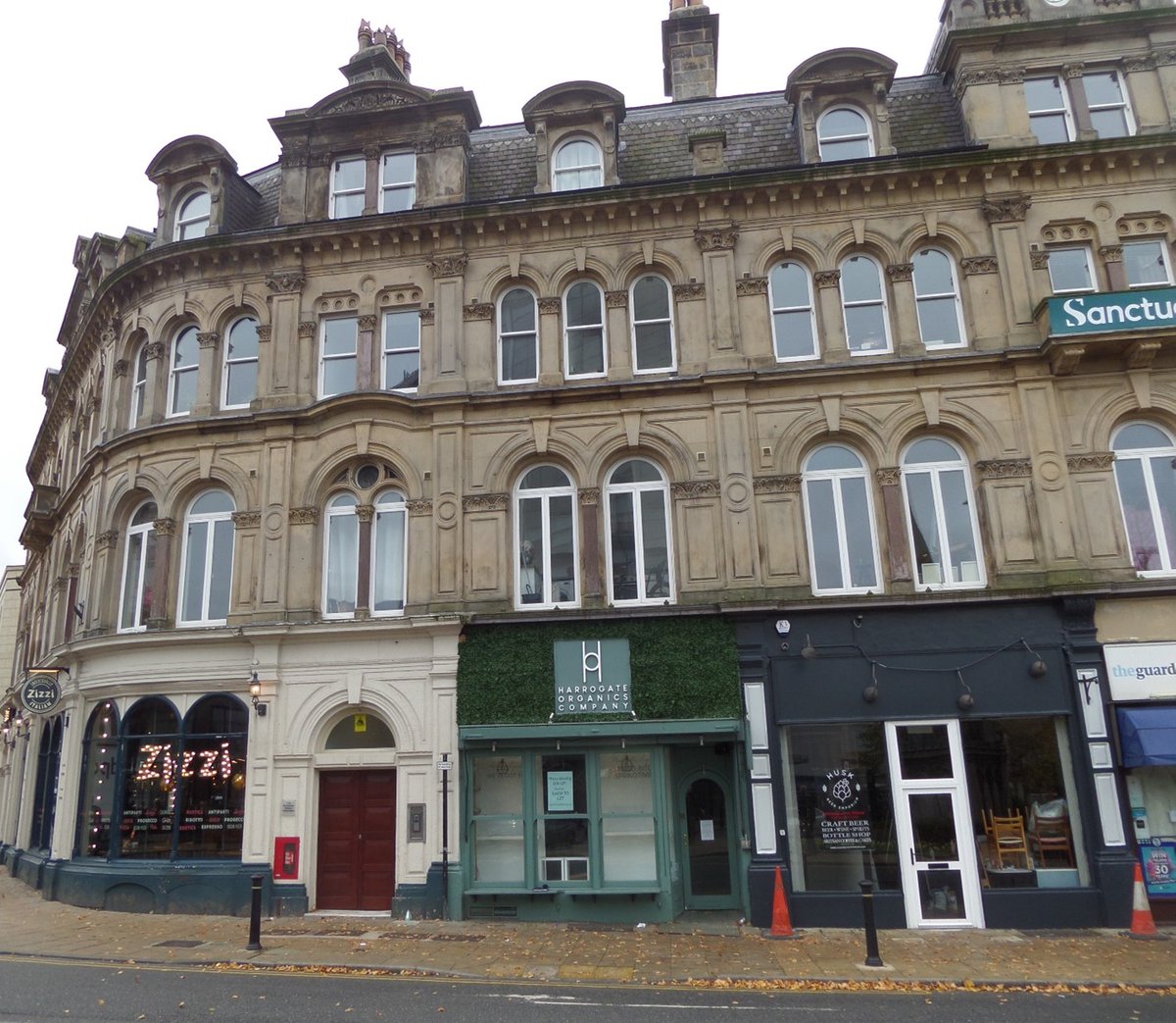 UNDER OFFER - 3 Station Square Harrogate HG1 1TB #retailpropertytolet #harrogate #HG1 #commercialproperty