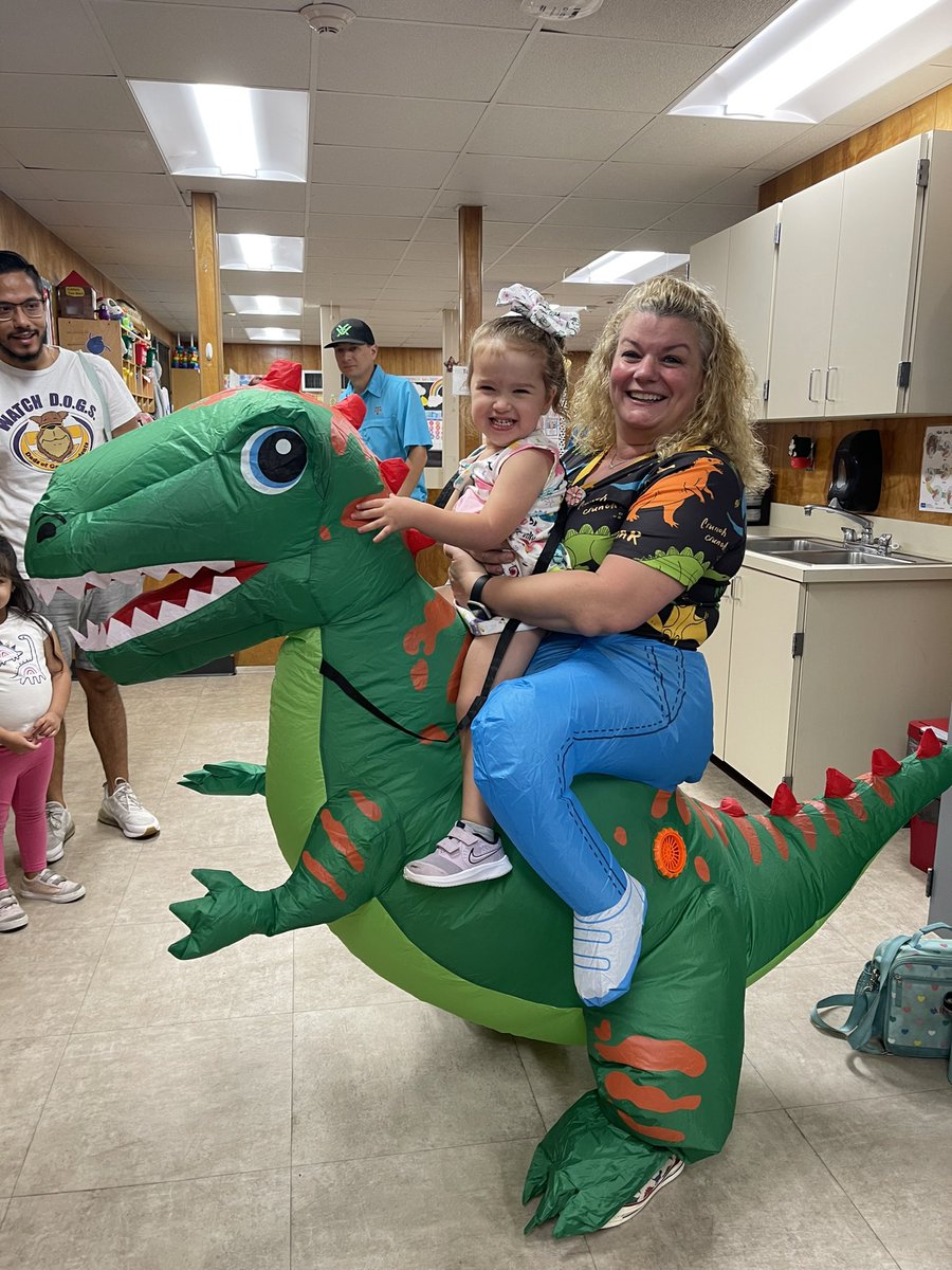 MrsWisdom2018's tweet photo. Things are getting W-I-L-D at @Telge_ELC for dinosaur day! https://t.co/Tp4Qn8kOhd