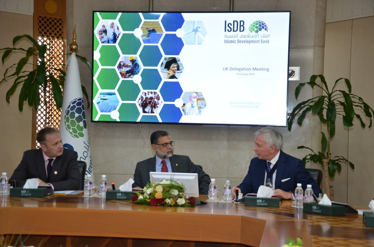isdb_group's tweet photo. In #Jeddah: #IsDB VP Dr. Zamir Iqbal, in a meeting with the Rt Hon the Lord Mayor of the City of London, Mr. Alderman Nicholas Lyons, highlights the IsDB’s strategic objectives over the period 2023-2025, emphasizing the Bank’s aggregate climate finance commitments. https://t.co/kt6PQsUxuB