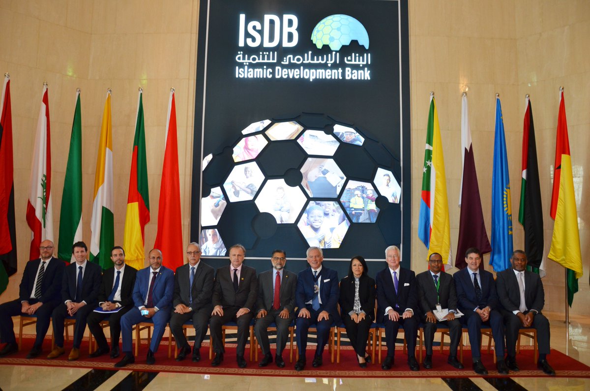 isdb_group's tweet photo. In #Jeddah: #IsDB VP Dr. Zamir Iqbal, in a meeting with the Rt Hon the Lord Mayor of the City of London, Mr. Alderman Nicholas Lyons, highlights the IsDB’s strategic objectives over the period 2023-2025, emphasizing the Bank’s aggregate climate finance commitments. https://t.co/kt6PQsUxuB
