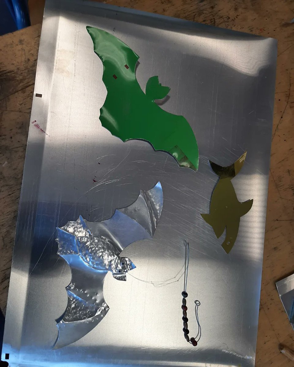 Gezocht! Welke drukkerij heeft voor ons zulke platen aluminium waar de kinderen zulke leuke beesten mee maken? 0,1 mm of 0 2 mm dikte. We zijn er hard naar op zoek!