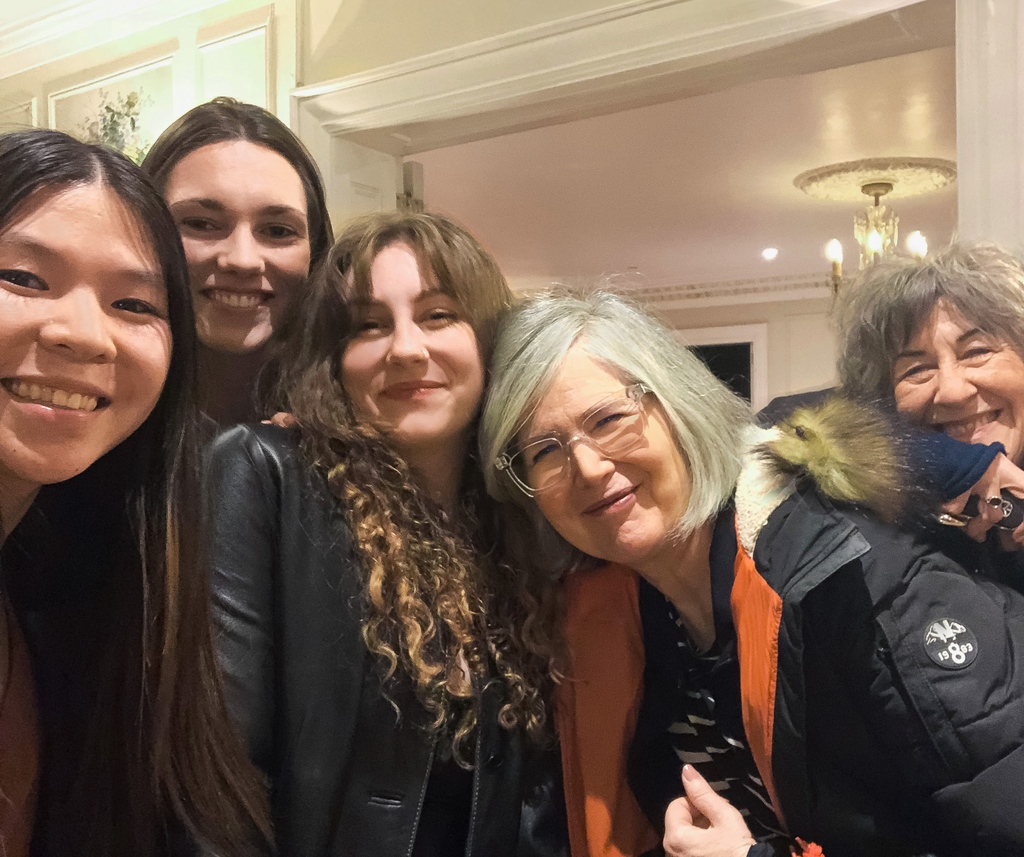 studioqdesigns_'s tweet photo. We were all smiles at the Gowling WLG GROW event last Thursday 🤩⁠
⁠
Thank you @janetkestin and @nancyvonk for inspiring us to stand up for ourselves and helping us navigate the workplace as women. And thank you to @gowlingwlg_ca for inviting us to such a special event ❤️ https://t.co/xABIb45PjN