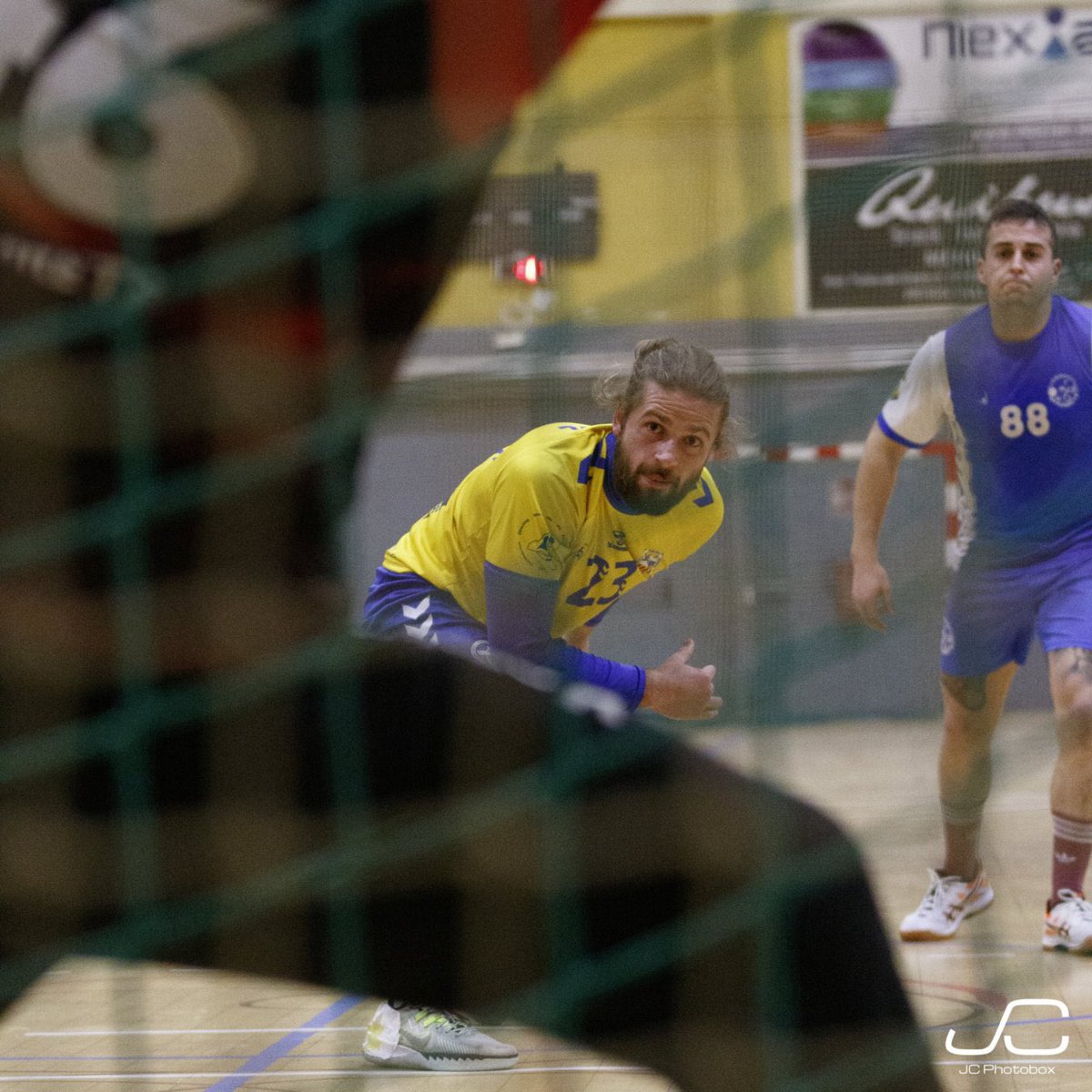 CASHandbol's tweet photo. 📸 𝐈𝐌𝐀𝐓𝐆𝐄𝐒 del partit del primer equip 🆚 @HandbolParets 

Fotos de @jc_photobox

#Acréixer | #CASHandbol | #SomArlequinats https://t.co/2HFHnq9c3D