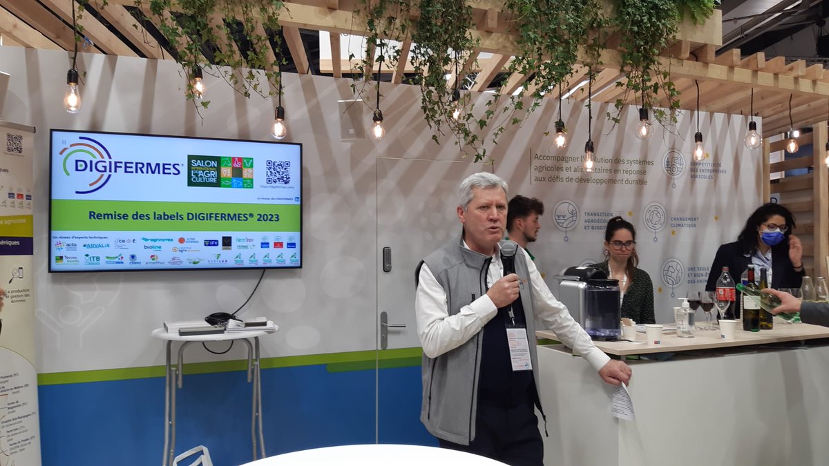 InstitutElevage's tweet photo. 🔴 Direct | @Salondelagri
✅ Sur le stand @ACTA_asso
👉 Remise des nouveaux labels #DIGIFERMES
🔸 Présentation - par Jean-Paul Bordes - du réseau de #fermes #expérimentales
↪ Dans lesquelles des innovations numériques sont testées
🔸 Réseau animé par Julieta Contreras https://t.co/P6AurFkYP6