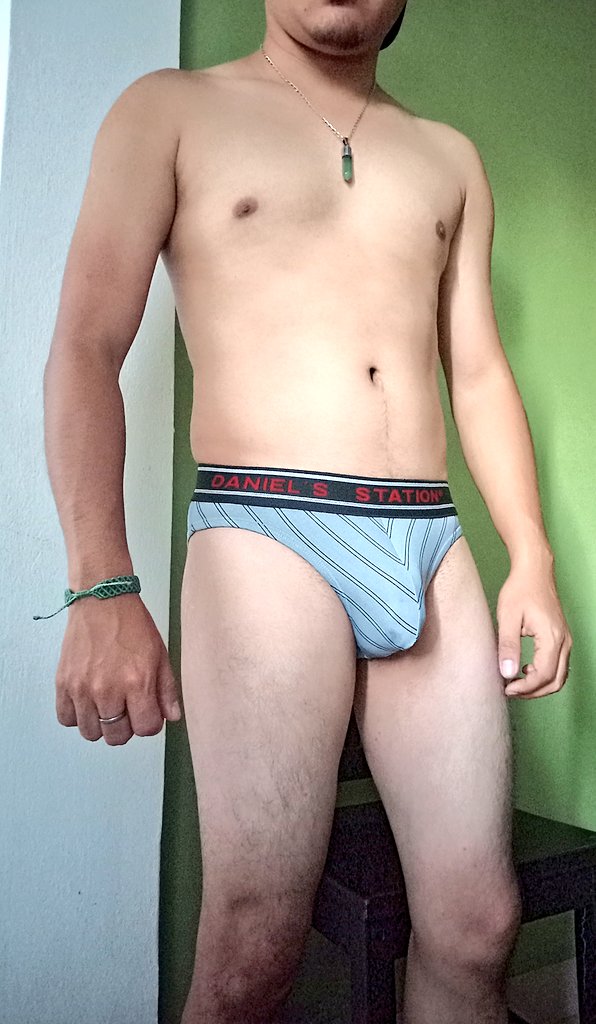 Buenos días señor ☀️
#trusas #bultomen #BulgeSpeedo #bulgeboys #BulgeDaily #bulgeman #gray #slip