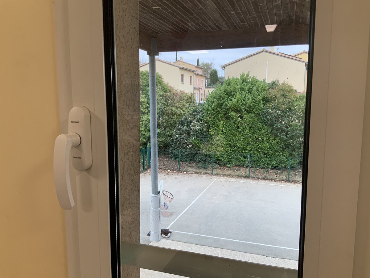 Par la fenêtre
un panier de basket tricolore, un ciel bleu-gris
des maisons ocre clair, des feuilles émeraudes
des grillages verts, un manteau couleur nuit
Une palette de couleurs
#ParLaFenêtre2023 #Twoulipo #EQ20