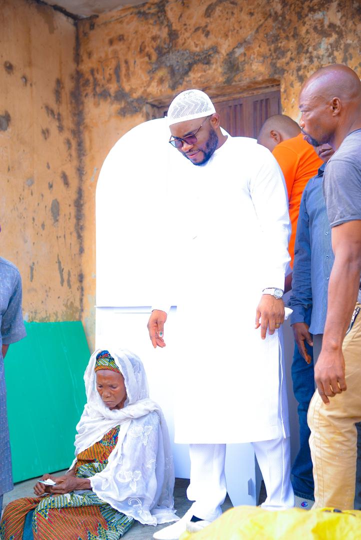 Talk2Ciroma20's tweet photo. @simon_ekpa This is Chief of staff to Kogi state Gov on election day.... Your mumu no too much??? 🤣🤣🤣🤣🤣🤣🤣 https://t.co/9bRkqucEoD