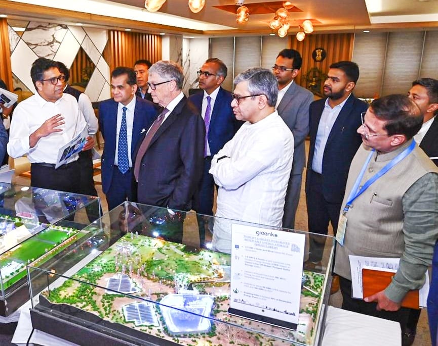 GreenkoIndia's tweet photo. Our founder Anil Chalamalasetty presenting Greenko’s vision &amp; actions to Mr @BillGates, Hon'ble Union Minister Shri @AshwiniVaishnaw Ji &amp; G20 Sherpa Shri @amitabhk87 Ji on the side lines of a special program as part of India assuming the #G20Presidency @g20org #AatmaNirbharBharat https://t.co/7ueIPL1esi