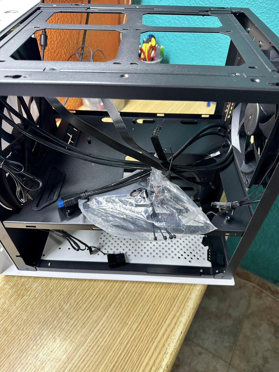 4ntM4r's tweet image. Comenzando ensamblaje #unraid