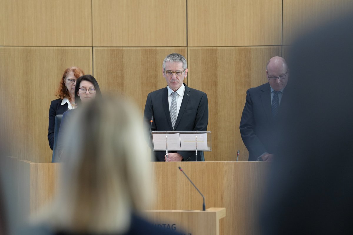 Landtag RLP (@ltrlp) on Twitter photo "Lassen Sie uns gemeinsam an die Menschen denken, die ihr Leben in den Beben verloren haben und an diejenigen, in deren Leben eine tiefe Lücke gerissen wurde. "
- Landtagspräsident <a href="/hendrikhering/">Hendrik Hering</a> beim Gedenken an die Erdbebenopfer in der Türkei und in Syrien
#Plenum "Lassen Sie uns gemeinsam an die Menschen denken, die ihr Leben in den Beben verloren haben und an diejenigen, in deren Leben eine tiefe Lücke gerissen wurde. "
- Landtagspräsident <a href="/hendrikhering/">Hendrik Hering</a> beim Gedenken an die Erdbebenopfer in der Türkei und in Syrien
#Plenum
