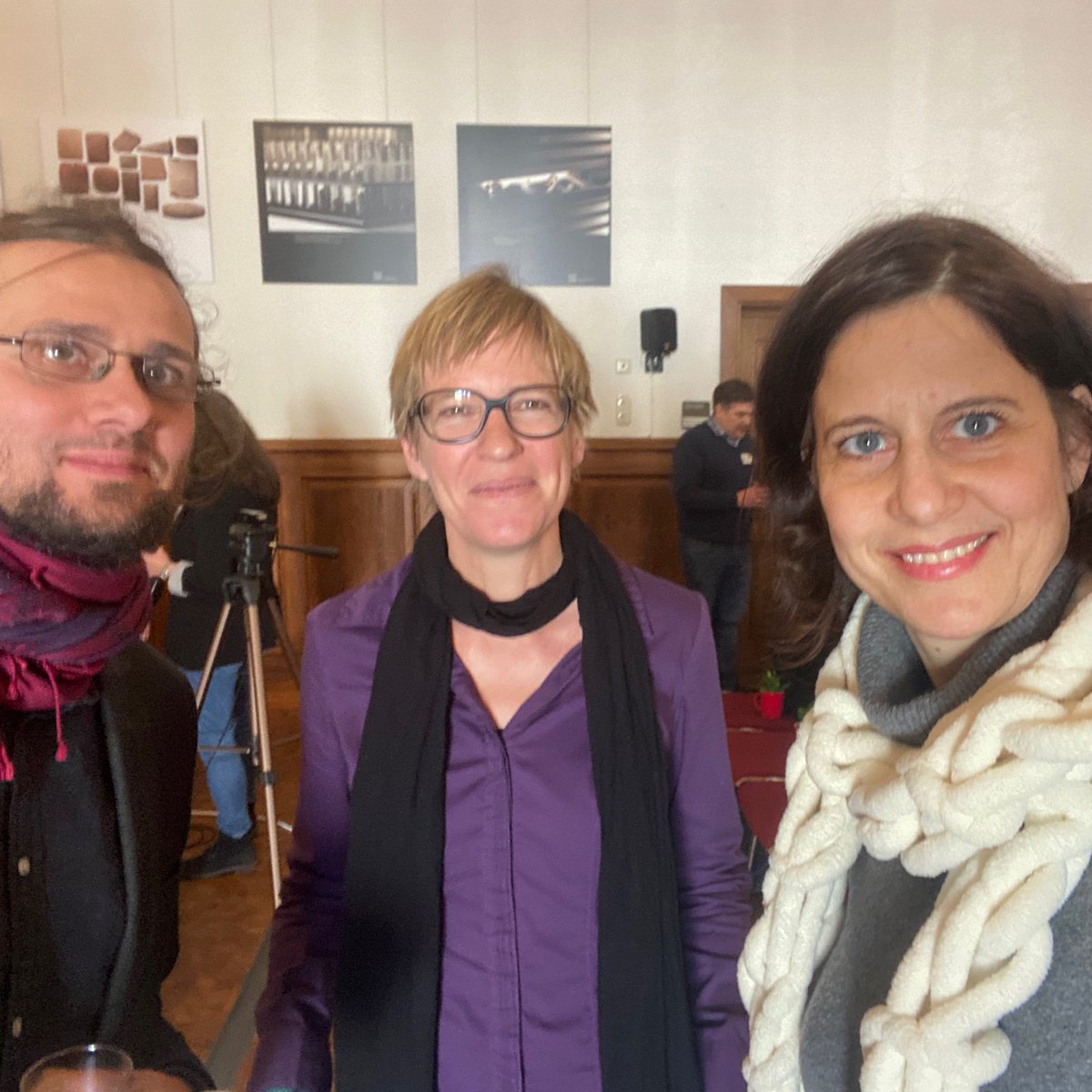 Danke für die interessante Veranstaltung zu #ChatGPT an der Uni Mainz. Gelernt: Die Korrektheit der Aussage spielt an keiner Stelle eine Rolle. Also: Klingt vielleicht schick, kann aber totaler Unsinn sein. 
Und alte Bekannte hab ich auch getroffen. 
<a href="/Rainer_Rehak/">@Rainer_Rehak@mastodon.bits-und-baeume.org</a> <a href="/evawolfangel/">Eva Wolfangel</a>