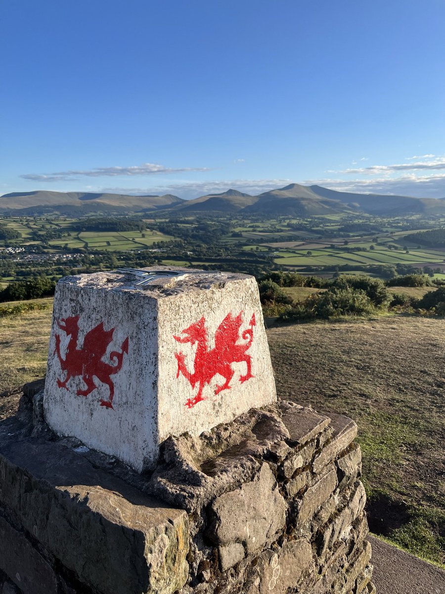 💛Dydd Gŵyl Dewi Hapus💛
🏴󠁧󠁢󠁷󠁬󠁳󠁿Happy St David’s Day🏴󠁧󠁢󠁷󠁬󠁳󠁿

Celebrating the beauty and magic of #WALES today and everyday. 

And hello #March and the first (meteorological) day of #spring. 

#DyddGŵylDewi #DyddGŵylDewiHapus @NTWales @BreconBeaconsNP #PethauBychain #March1st