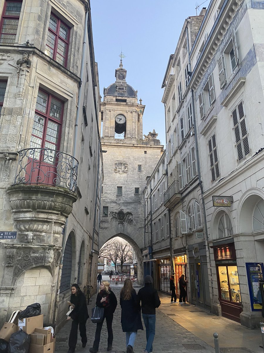 #PrinceHarrySpare 
#HarryandMeghan 
je suis en visite dans cette belle et magnifique ville de La Rochelle en France 🇫🇷 
Voilà le livre de Harry est en bonne place 🤩🤩