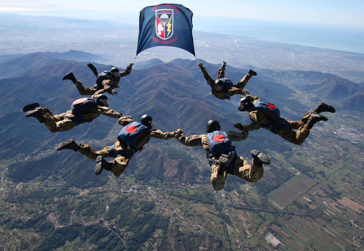 _Carabinieri_'s tweet photo. #15marzo 2002: 1° Rgt CC Paracadutisti "Tuscania", fino a quel momento nei ranghi della Brigata “Folgore” dell'Esercito, viene reso autonomo. Reparto altamente specializzato, svolge compiti militari, addestrativi e di supporto all’Arma territoriale https://t.co/YGiBvDR3Ay