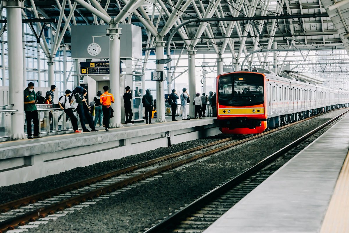 kabarpenumpang's tweet photo. 1. Data PT KCI, realisasi pnp tertinggi sblm pandemi menyentuh angka 336,3 juta orang penumpang pada 2019. 
2. Thn 2023 diperkirakan ada 436 juta orang penumpang yg diangkut. 
3. Jumlah sarananya ttp sama atau bhkn berkurang.
4. Auto jadi pepes.
5. Pejabat: Dukung produk lokal https://t.co/tHfCiTJjae