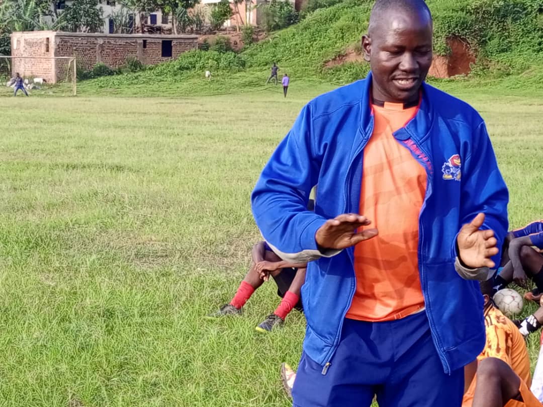 MukonoKingsHigh's tweet photo. His Our Gaffer ππ€π€ mukulu @MudholoShafiq the best young talent developer you will see πͺπͺ his our head coach for the coming @SeniorUganda games πππ#MissionEastAfricaWeMove #KingsOfFootball #KingsOfMukono #NaguruSoccerAcademy π€Έπ€Έ https://t.co/p9rOmIDhSM
