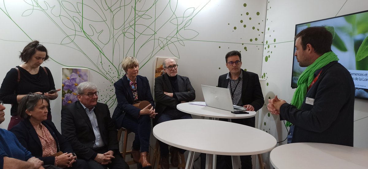 ChambagriPdL's tweet photo. La filière semences présentée à la délégation @AngersMetropole sur le stand @semae_officiel avec @DzL49 https://t.co/LNzrJqZ089