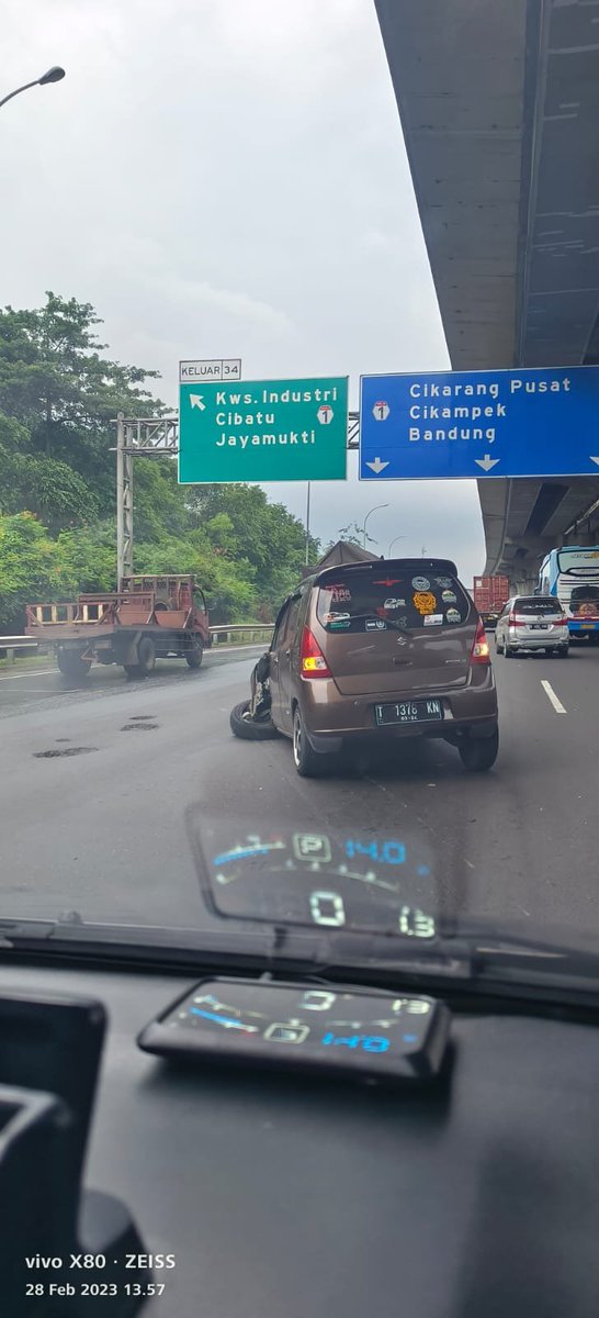 ag0y's tweet photo. Tol Japek dan kejadian lagi didepan td siang, ban mobil pada pecah karna lubang yang belum juga ditambal @PTJASAMARGA, bayar subcont masa gak bisa biar selesainya cpt tolonglah,, pak @erickthohir dikawal,,
@RadioElshinta @SonoraFM92 https://t.co/ADpHuZWqcK