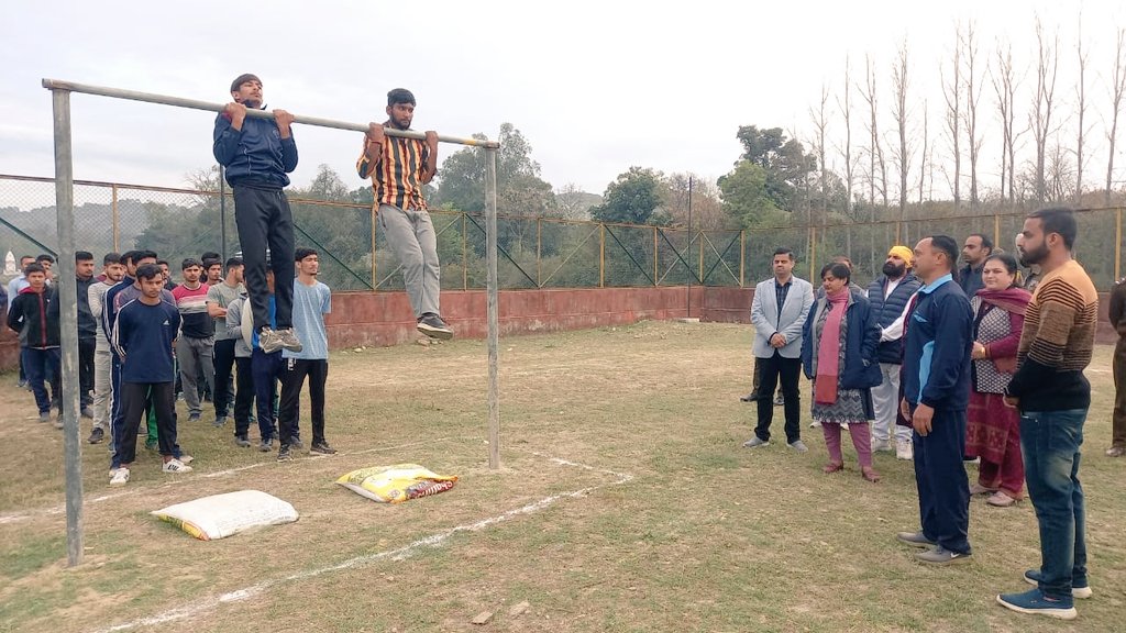 dcsambaoffice's tweet photo. Glimpses of training for youth aspiring to join Army, Paramilitary Forces in #Purmandal.

From our #DYTE #Samba centres, 4 trainees already selected as #Agniveer while 19 candidates have qualified the physical test for BSF, and are preparing for academic test. 
@diprjk https://t.co/rfM8mB5j65