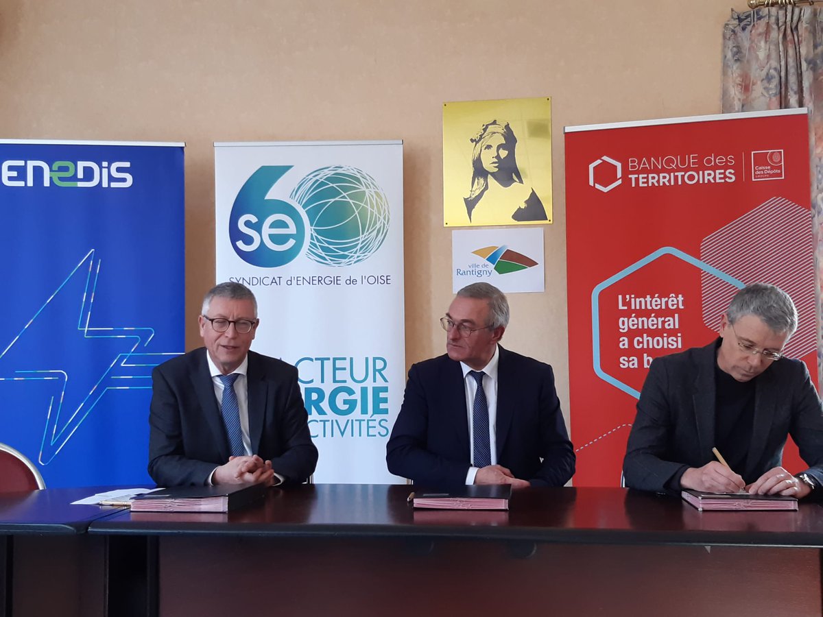 Bdt_HtsDeFrance's tweet photo. Hier, le @seoise, la ville de #Rantigny et la @Bdt_HtsDeFrance signaient la 1ère convention #Prioréno de l'Oise avec @enedis_picardie et @GRDF.
Signature également d'une convention qui renforce le partenariat entre le @se60 et la @BanqueDesTerr https://t.co/h56HJNZT6r