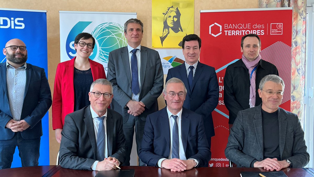 Bdt_HtsDeFrance's tweet photo. Hier, le @seoise, la ville de #Rantigny et la @Bdt_HtsDeFrance signaient la 1ère convention #Prioréno de l'Oise avec @enedis_picardie et @GRDF.
Signature également d'une convention qui renforce le partenariat entre le @se60 et la @BanqueDesTerr https://t.co/h56HJNZT6r