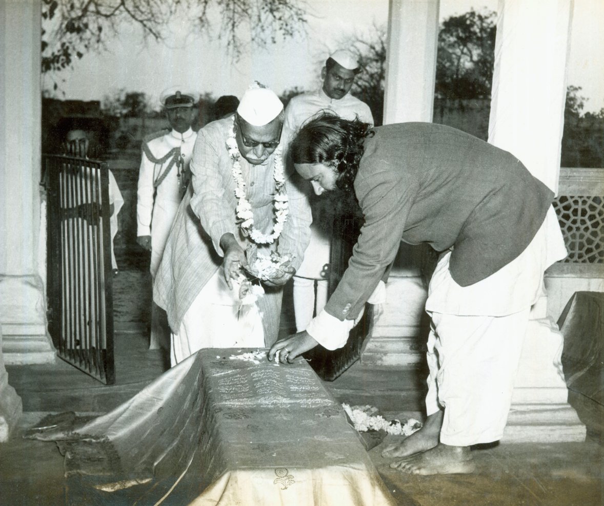 March 01, 1955: President Dr Rajendra Prasad paying floral tributes to Sangeet Samrat Tansen at his samadhi in Gwalior. #ThisDayThatYear