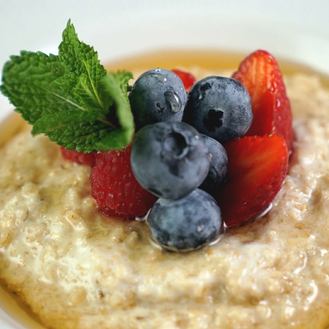 Start your day with a bowl of organic porridge topped with fresh berries and honey 🍯 #londonbrunch #london #londonfood