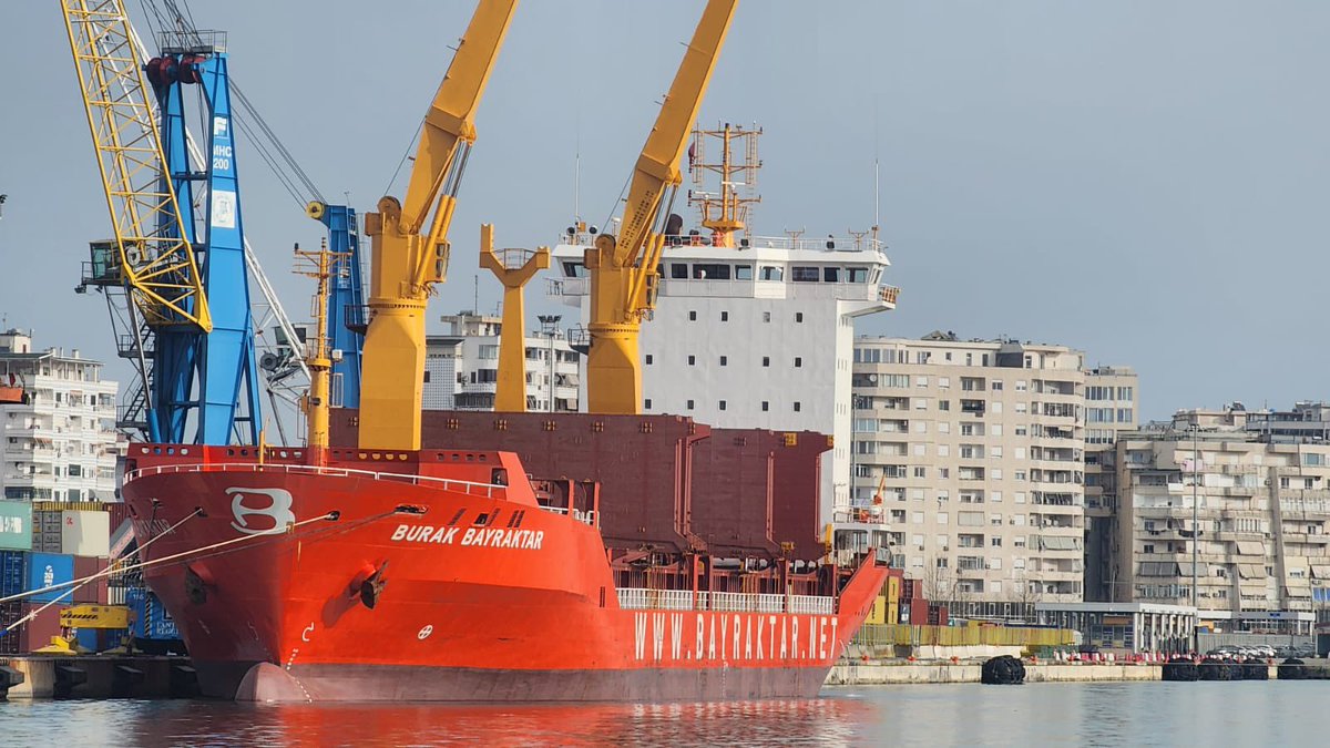 DurresPort's tweet photo. #ContainerWednesday⛴🏗💦
#Inthespotlight: #BurakBayraktar flying under the flag of #Turkey🇹🇷unloading #298Pcs 🏗🧱today. This ship is 136 m long & has a GT of 8,323 tons 🚢🏗💦
#Maritime🇦🇱⚓️🚢 #portcity
#onthedocks #shipping #cargo
#logistics #terminals #shipsinpics📸 https://t.co/PNxhIg9PKe