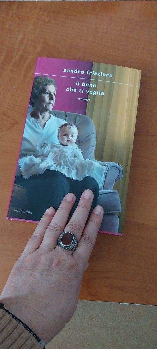 #IlBeneCheTiVoglio.
<a href="/FrizzieroSandro/">Sandro Frizziero</a> 
Copertina giustamente inquietante.
Scrittura densa, complessa e abissale. 
"Dopotutto, non c'è niente di umano nella gente". (Quarta di copertina).
Grazie <a href="/Mondadori/">Mondadori</a> 
<a href="/FrizzieroSandro/">Sandro Frizziero</a> 
<a href="/GiuliaCiarapix/">Giulia Ciarapica</a> <a href="/LuciaLibri/">LuciaLibri</a> <a href="/annaritadenardo/">Annarita De Nardo</a> <a href="/Nerys__/">Elisa_Rubertelli 📚</a>