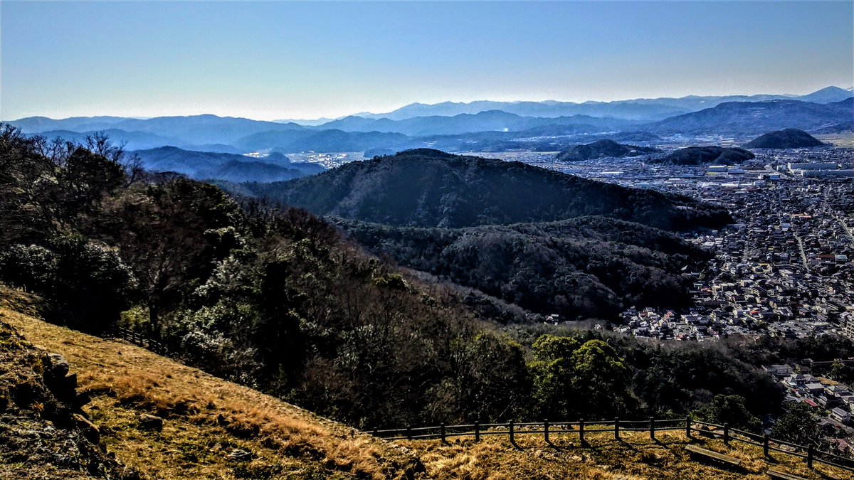 kurousagiX1's tweet photo. ●久松山の頂上からの写真をExcelの画像挿入を利用してパノラマ写真にしました。
・パノラマに利用した5枚の画像の4枚のオリジナル画像です。
・前の投稿のパノラマ画像を参考にしてください。
…#鳥取 #風景 #久松山 https://t.co/svz3AktRsW