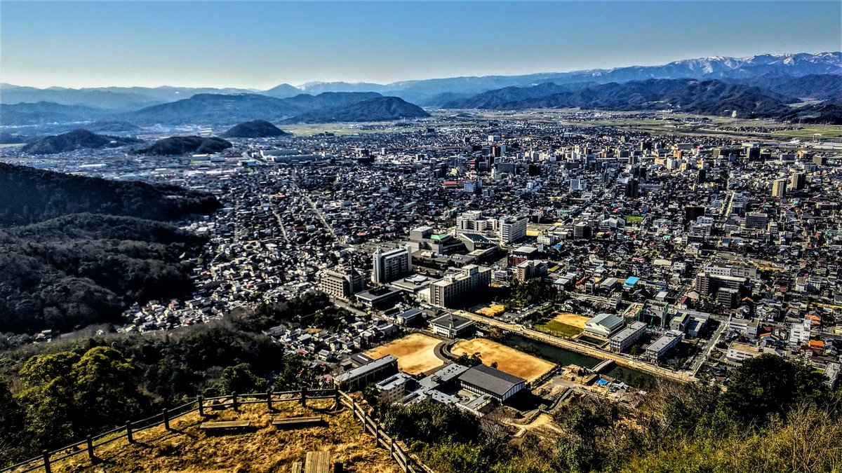 kurousagiX1's tweet photo. ●久松山の頂上からの写真をExcelの画像挿入を利用してパノラマ写真にしました。
・パノラマに利用した5枚の画像の4枚のオリジナル画像です。
・前の投稿のパノラマ画像を参考にしてください。
…#鳥取 #風景 #久松山 https://t.co/svz3AktRsW