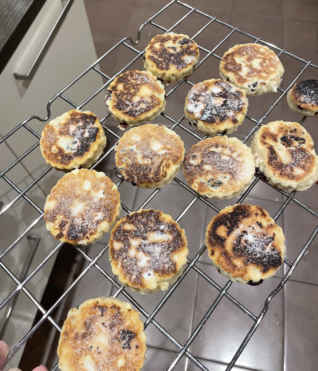 Dydd Gŵyl Dewi hapus pawb💚❤️ it wouldn’t be #StDavidsDay without welsh cakes 🌼🐉🏴󠁧󠁢󠁷󠁬󠁳󠁿 #DyddGŵylDewi
