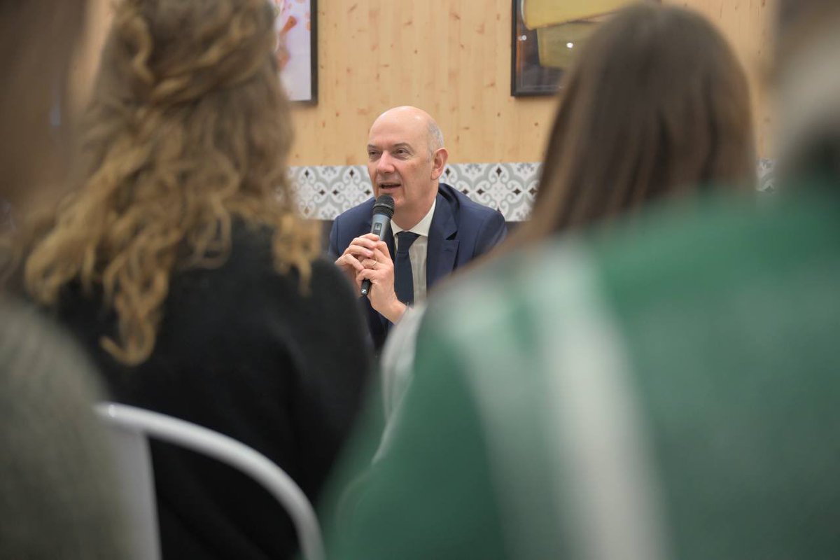RolandLescure's tweet photo. Le défi pour l’industrie laitière est immense. 

Avec les étudiants en BTS agricole de l'école nationale de l'industrie laitière et les jeunes collaborateurs de @Danone. Attractivité, formation, renouvellement des générations, santé et #décarbonation étaient au menu des échanges! https://t.co/zAku89EpRg