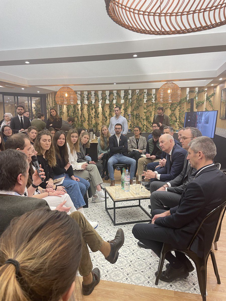 RolandLescure's tweet photo. Le défi pour l’industrie laitière est immense. 

Avec les étudiants en BTS agricole de l'école nationale de l'industrie laitière et les jeunes collaborateurs de @Danone. Attractivité, formation, renouvellement des générations, santé et #décarbonation étaient au menu des échanges! https://t.co/zAku89EpRg