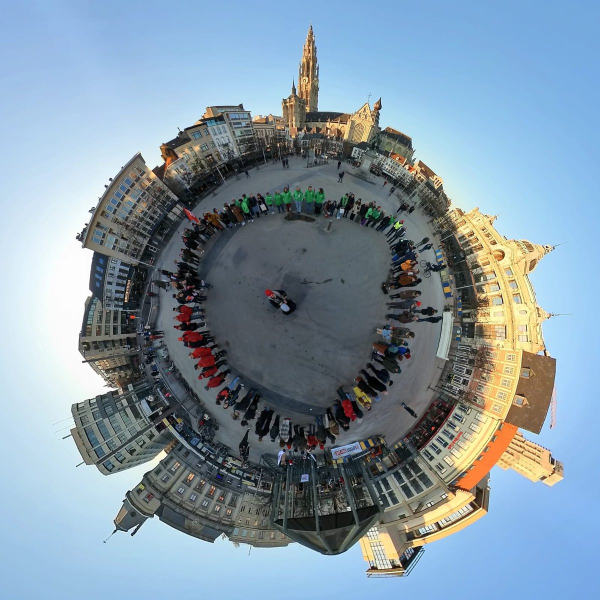 We’re on top of the world! 🔻✊

Gisteren kwamen we voor het eerst op straat met Het Groot Verzet. We vormden een eerste driehoek, en er zullen nog veel volgen. Samen maken we het verzet groot!

#HetGrootVerzet