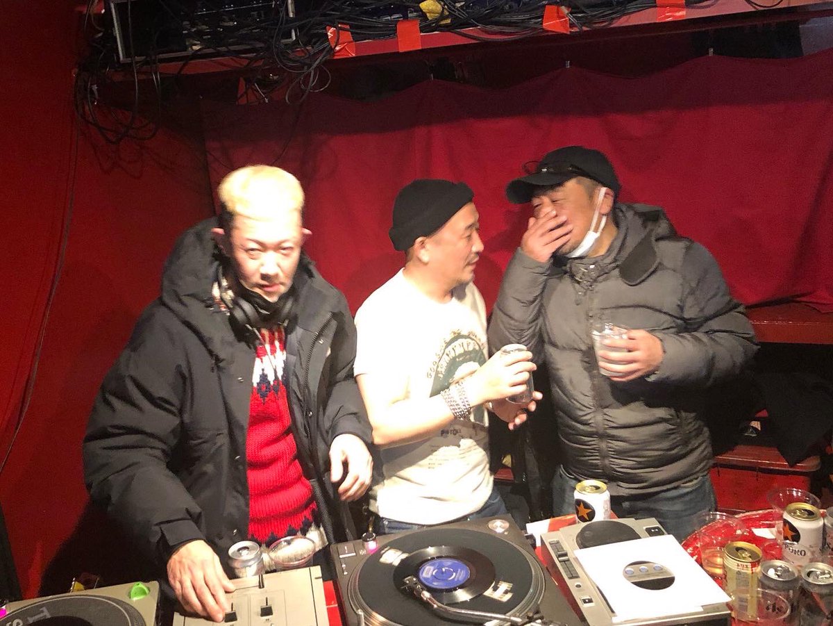 nevertrust_usc's tweet photo. 大阪のDJ陣はスキルが高く
意外性とユーモアがあるので
聴いていて「ほー！」とか
「なるほどねー！」とか
つい口に出してしまった。
選曲や繋ぎ方など勉強になりました。
次会ったときは師匠と呼ぼう^_^

#monkeepunch 
#miki
#shigachang 
#dj 
#osaka
#skinheads 
#punks
#oi https://t.co/e2dDZ2XHyK