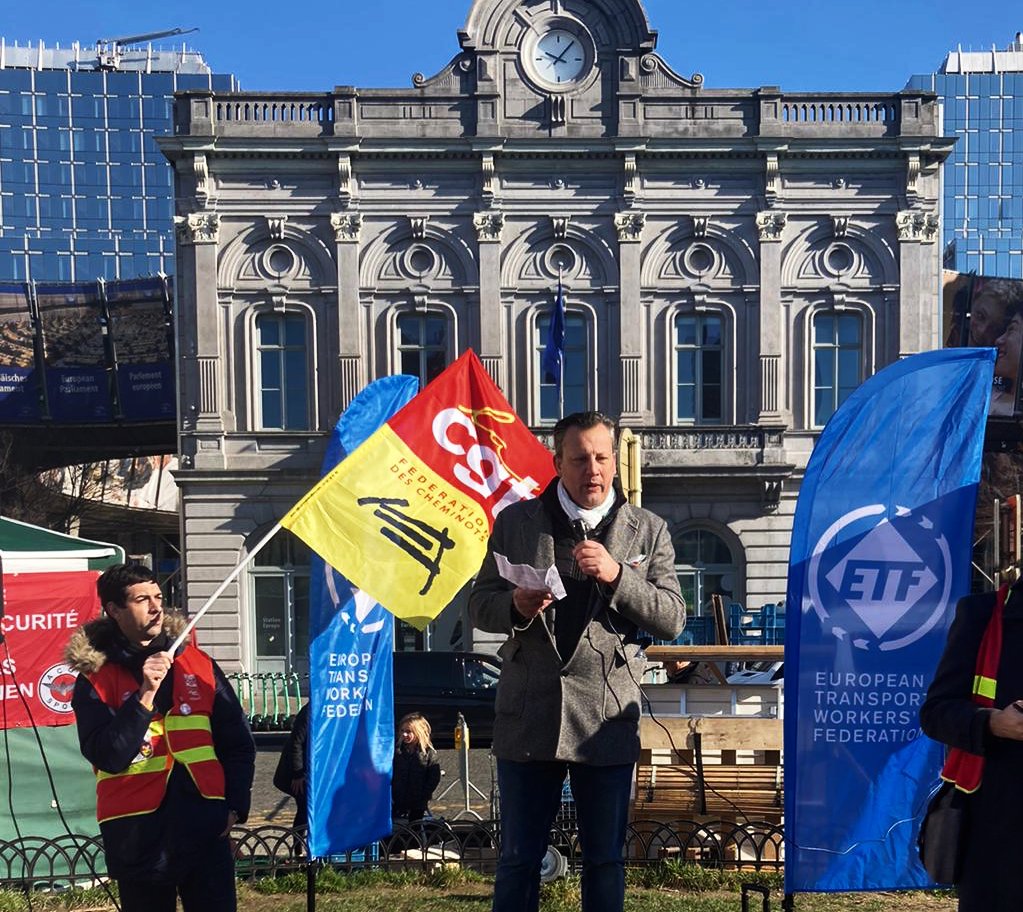 'Railway workers everywhere fight to keep a public railway with good working conditions and high level of social protection.'

Our railway section chair, @davidgobe1 brought the solidarity of 7 million railway workers around the world to this protest in Brussels yesterday: