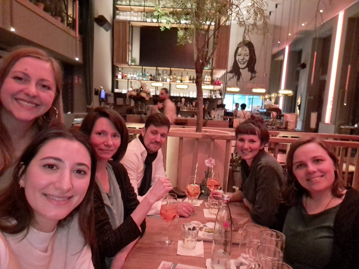 Gestern Abend haben wir mit einigen HIBstern den 1. Tag der @GEBF__eV Tagung ausklingen lassen. Besonders eindrücklich die Eröffnung mit einer keynote zur Notwendigkeit von statistical literacy. Schön, dass wir diese @HKA_science nachweislich bereits in der Grundschule fördern!🥳