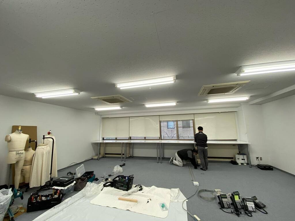 makoto11924's tweet photo. 〜移転作業〜
本日はここ中央区にてCreate❗️
移転に伴う造作家具及び電気工事
無事希望の高さの作業デスク納品
造作担当いつもありがとう
#創shin #CreateShin #移転作業
#電気工事 #仕事があることに感謝 https://t.co/eF61Sym96I